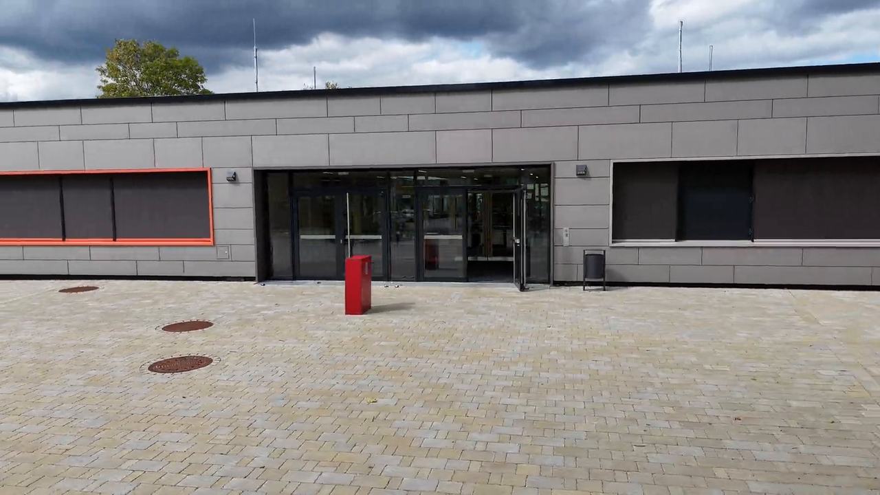 Der Haupteingang der Grundschule Gie&szlig;en-West vom Vorplatz aus gesehen