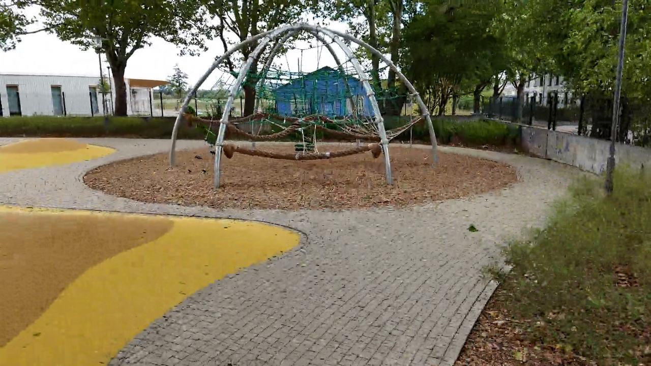 Der Schulhof mit Kletterger&uuml;st, Schaukel und gelben Spielfl&auml;chen